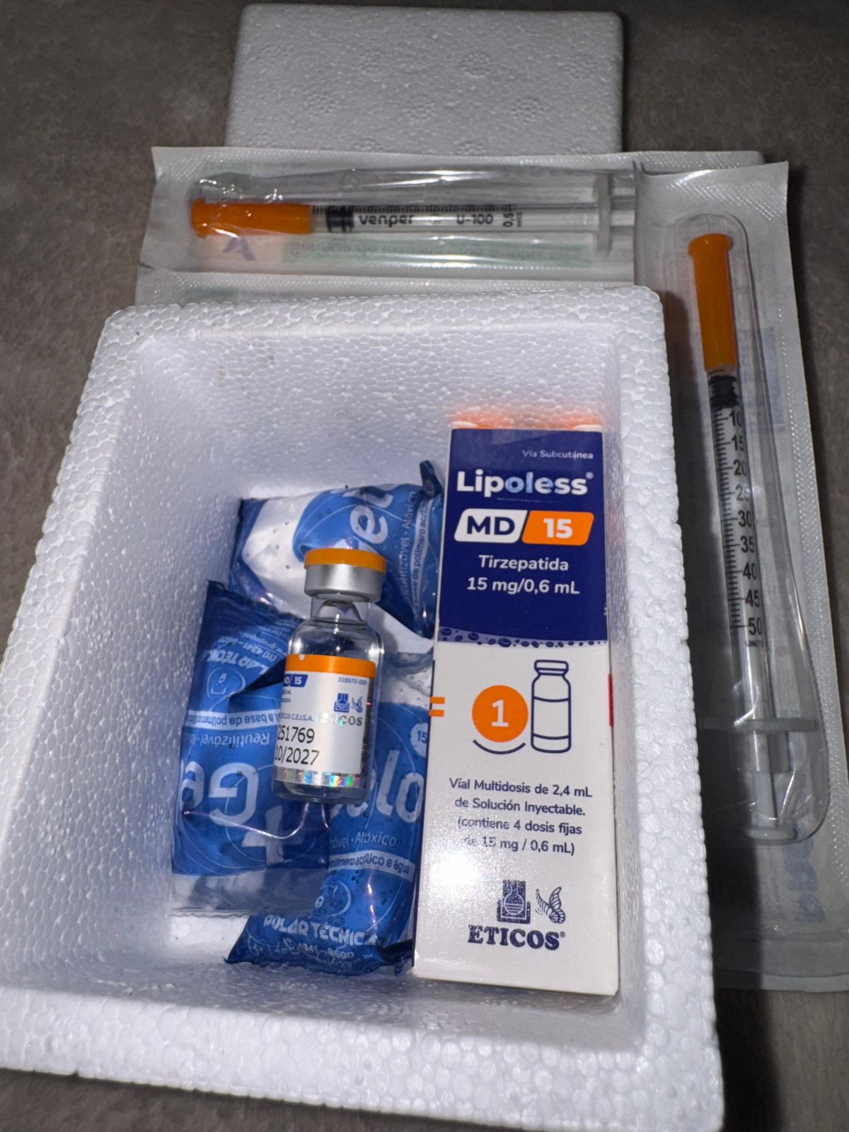 Caixa térmica com gelox mantendo o produto a 2–8°C